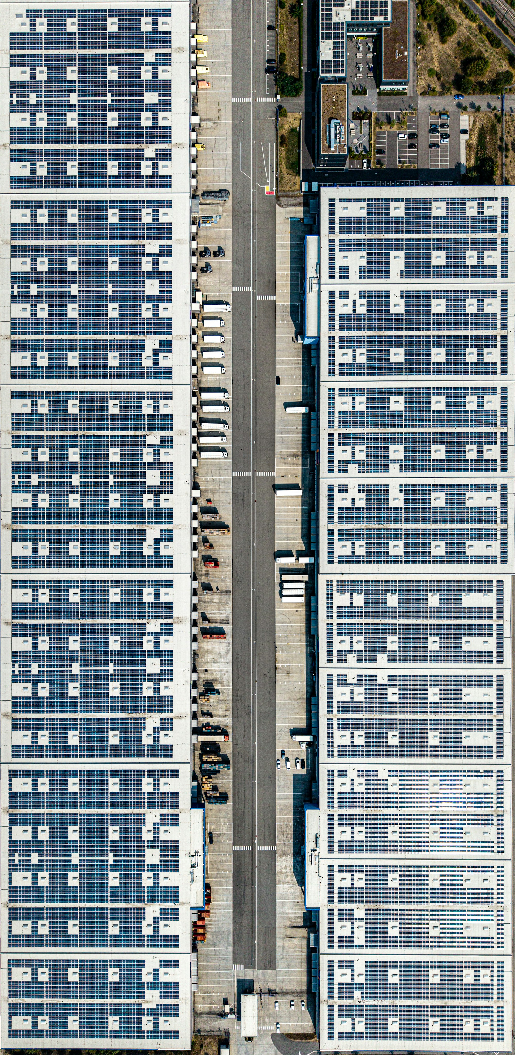 Telhado empresarial com painéis solares