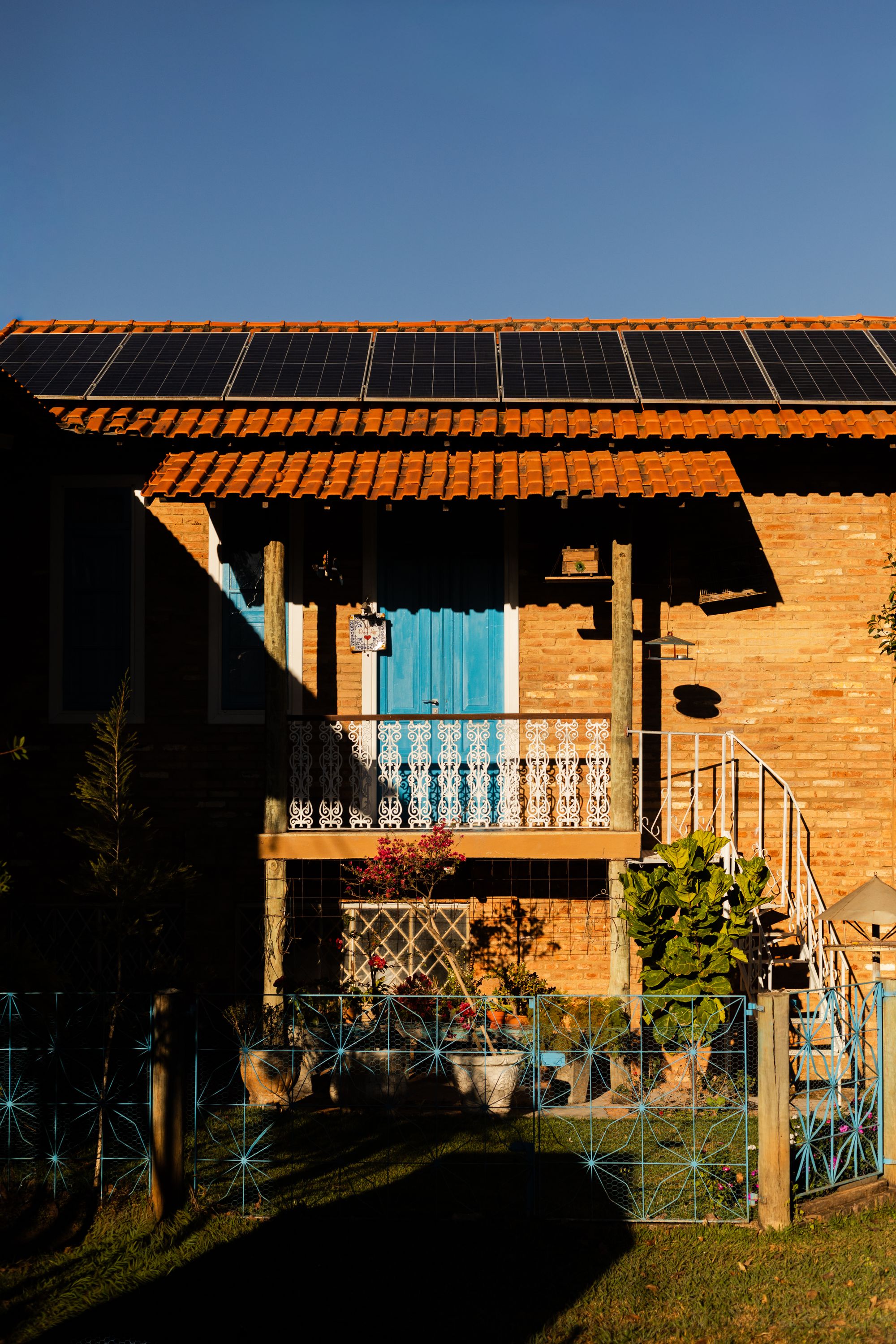 Casa com painéis solares no telhado