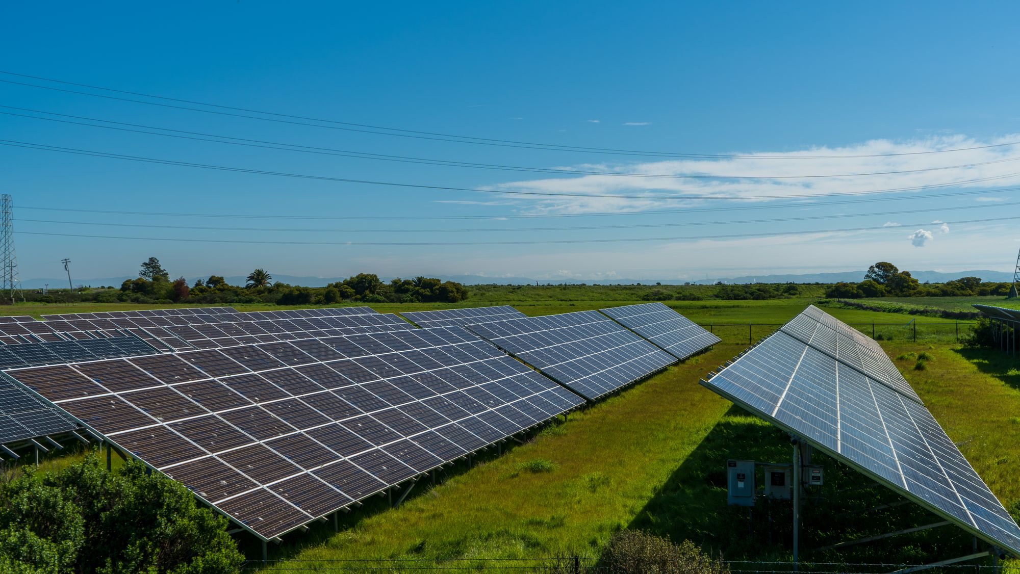 Painéis solares instalados em propriedade rural